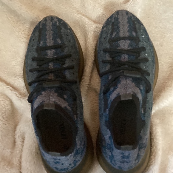 Yeezy Boost 380 - Picture 5 of 10